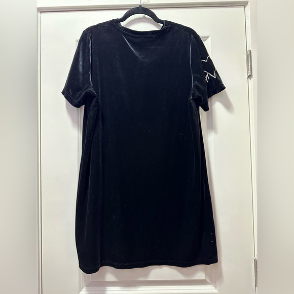 H&M Divided Women’s Black Velvet Mini Dress With Embroidery 14 - Picture 2 of 7